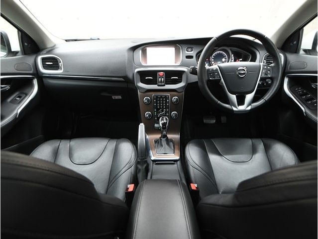 VOLVO V40 2020 Image 31