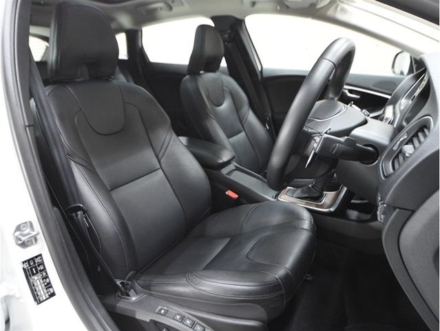 VOLVO V40 2020 Image 31