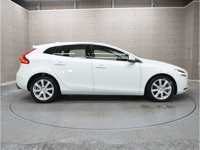 VOLVO V40 2020 Image 31