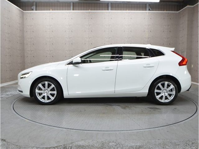 VOLVO V40 2020 Image 31