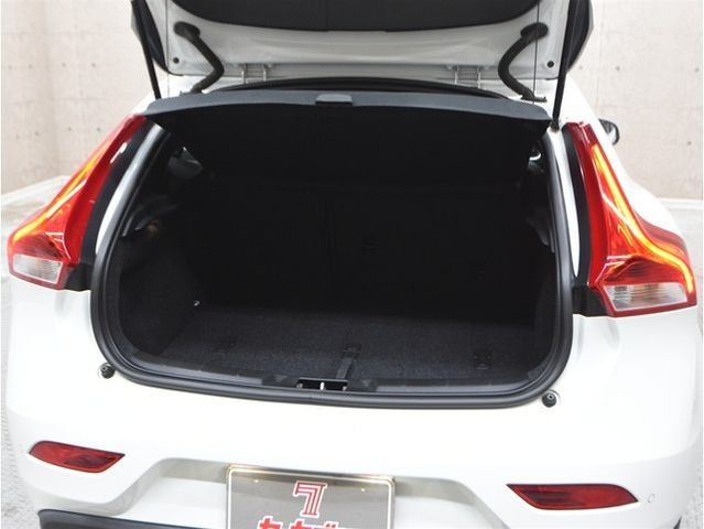 VOLVO V40 2020 Image 31