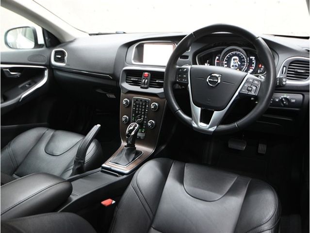 VOLVO V40 2020 Image 31