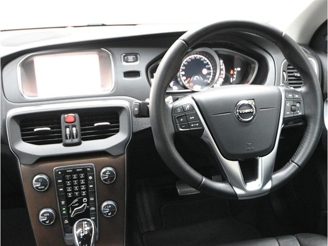 VOLVO V40 2020 Image 31