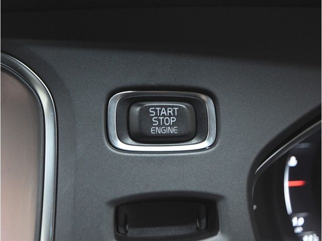 VOLVO V40 2020 Image 31