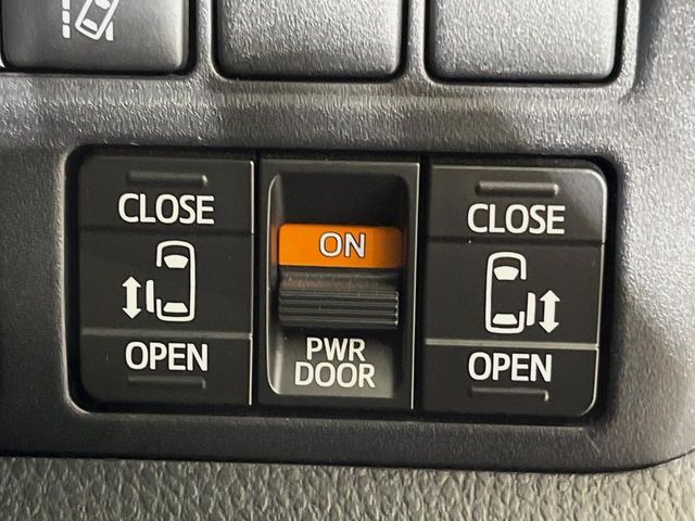 TOYOTA VOXY 2018 Image 31