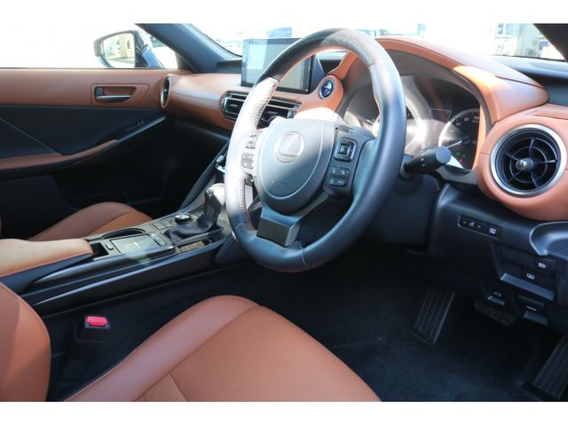 TOYOTA LEXUS IS300H 2022 Image 31