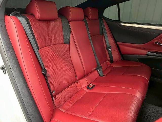 TOYOTA LEXUS ES300H 2019 Image 31