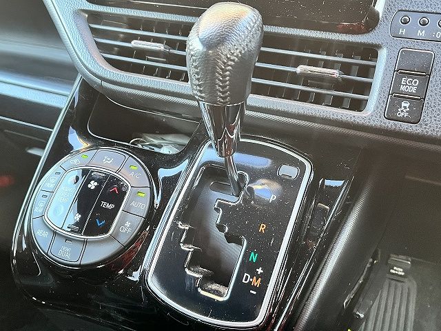 TOYOTA NOAH 2016 Image 31