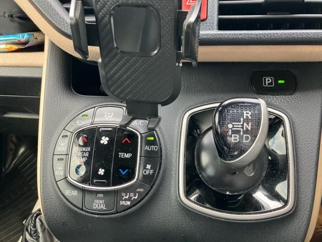 TOYOTA NOAH HYBRID 2014 Image 31