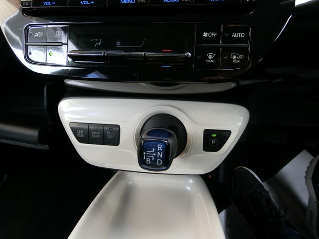 TOYOTA PRIUS 2016 Image 31