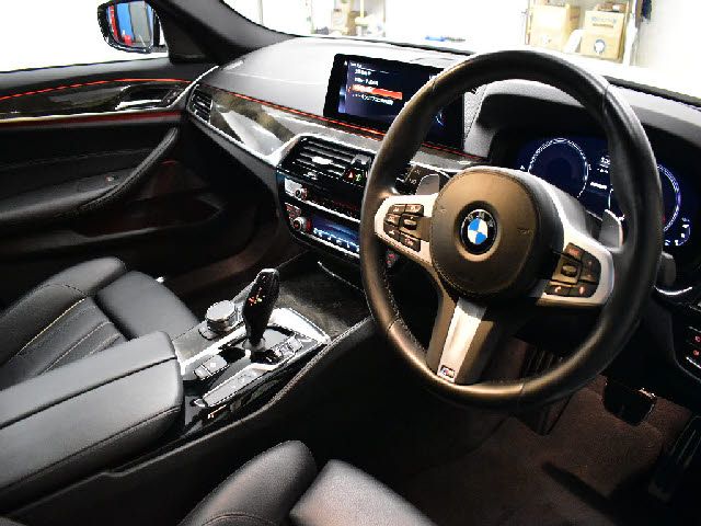 BMW 5SERIES SEDAN 2019 Image 31