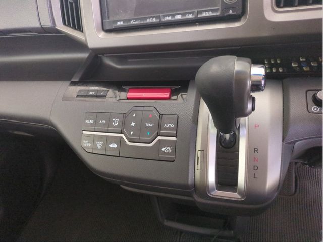 HONDA STEPWAGON 2012 Image 31