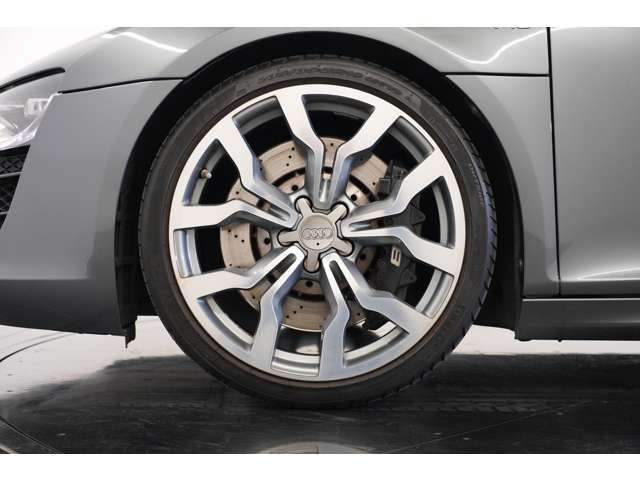 AUDI R8 2012 Image 31