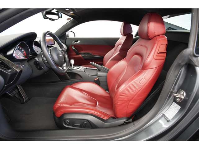 AUDI R8 2012 Image 31