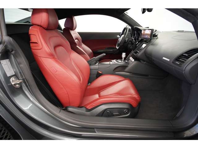 AUDI R8 2012 Image 31