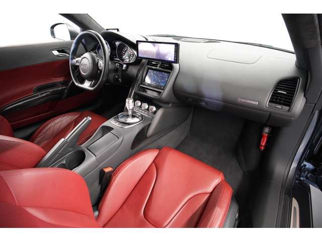 AUDI R8 2012 Image 31