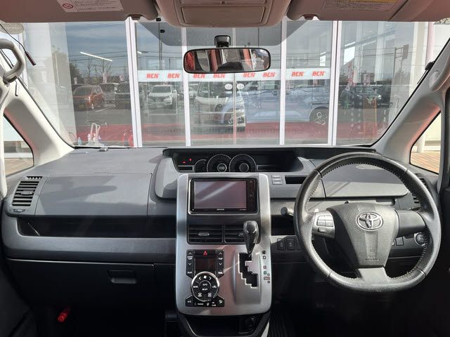 TOYOTA VOXY 2012 Image 31