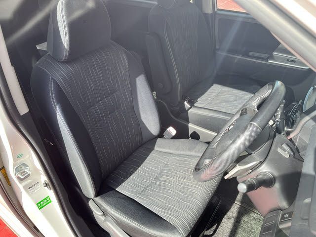 TOYOTA VOXY 2012 Image 31