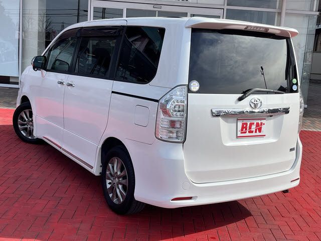 TOYOTA VOXY 2012 Image 31