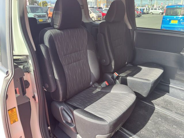 TOYOTA VOXY 2012 Image 31