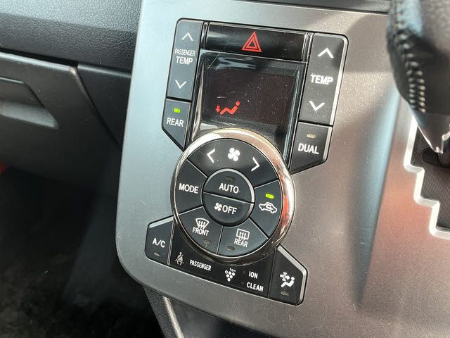 TOYOTA VOXY 2012 Image 31