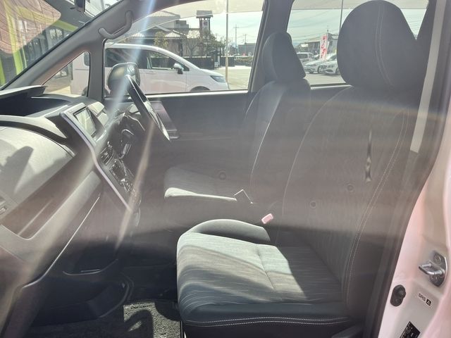 TOYOTA VOXY 2012 Image 31