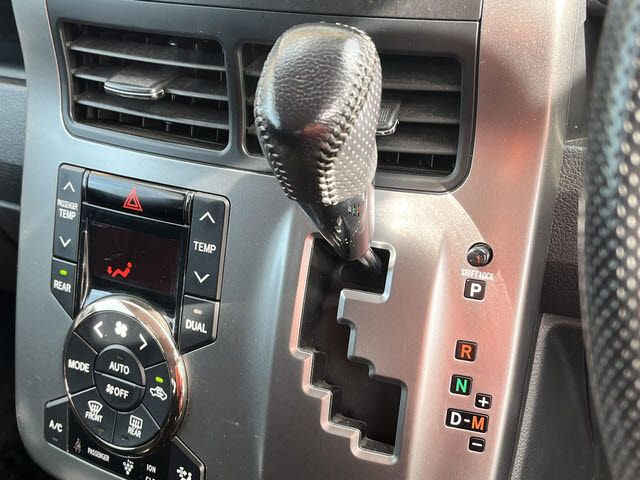 TOYOTA VOXY 2012 Image 31