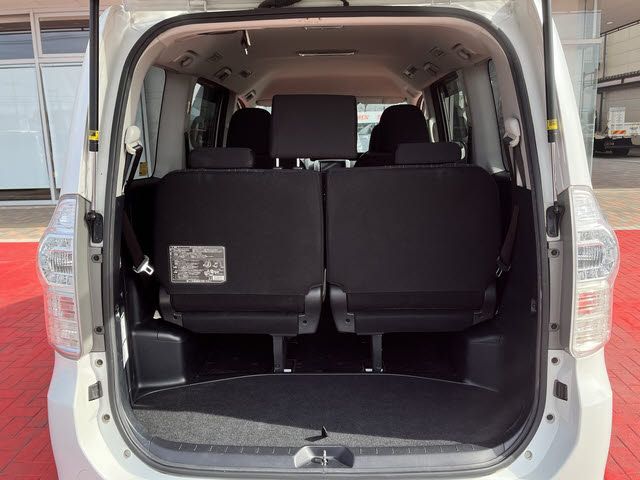 TOYOTA VOXY 2012 Image 31
