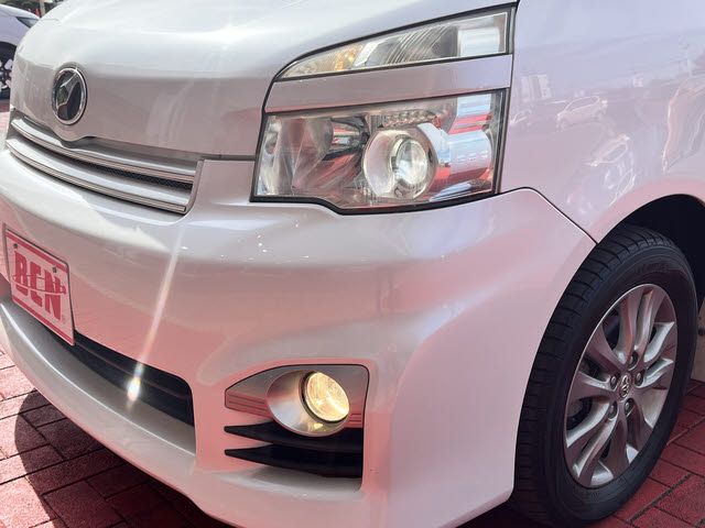 TOYOTA VOXY 2012 Image 31