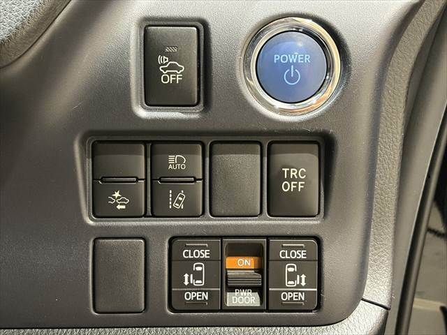 TOYOTA VOXY HYBRID 2017 Image 31