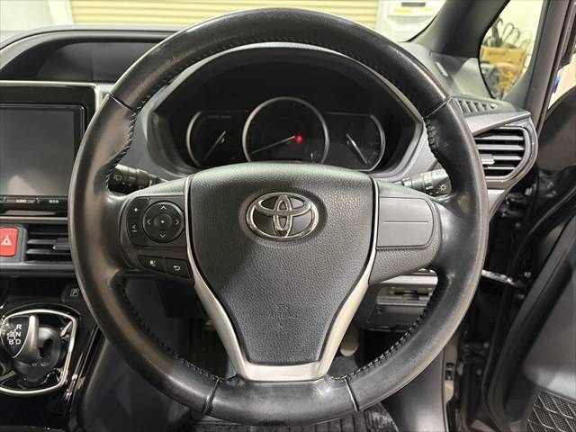 TOYOTA VOXY HYBRID 2017 Image 31