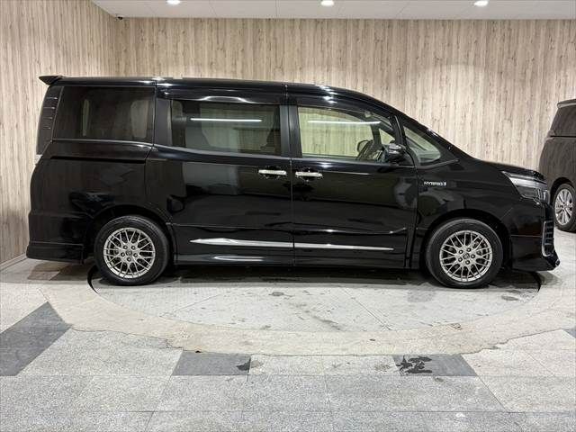 TOYOTA VOXY HYBRID 2017 Image 31