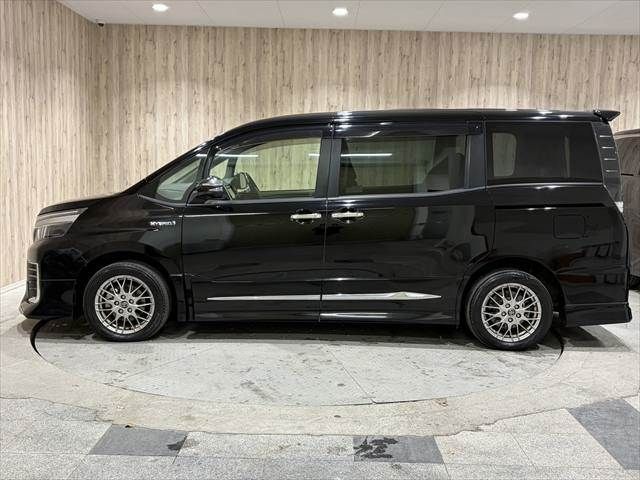 TOYOTA VOXY HYBRID 2017 Image 31