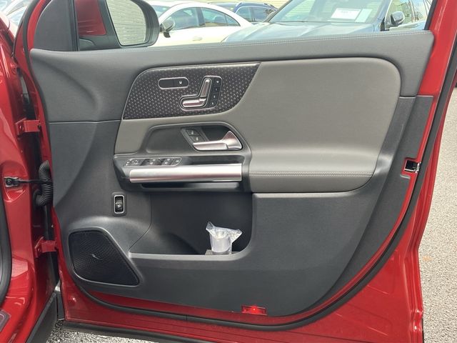 MERCEDES BENZ EQA 2025 Image 31