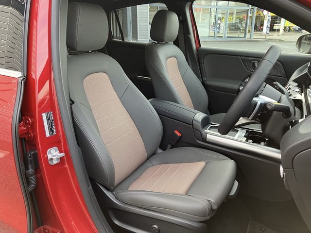 MERCEDES BENZ EQA 2025 Image 31