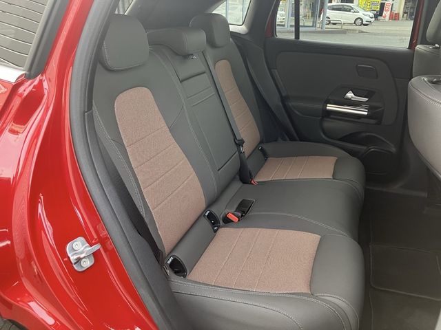 MERCEDES BENZ EQA 2025 Image 31