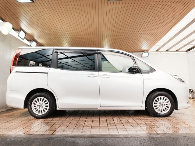 TOYOTA NOAH HYBRID 2017 Image 31