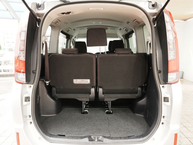 TOYOTA NOAH HYBRID 2017 Image 31