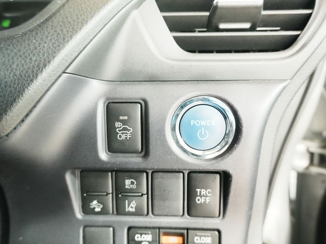 TOYOTA NOAH HYBRID 2017 Image 31