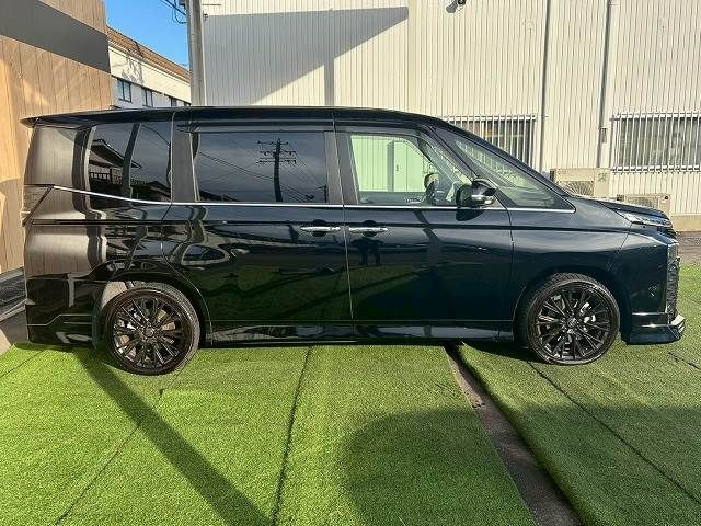 TOYOTA VOXY HYBRID 2022 Image 31