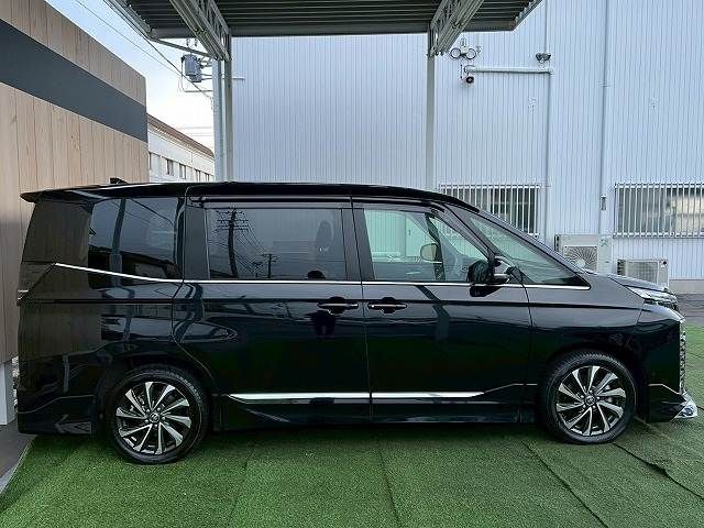 TOYOTA VOXY HYBRID 2022 Image 31