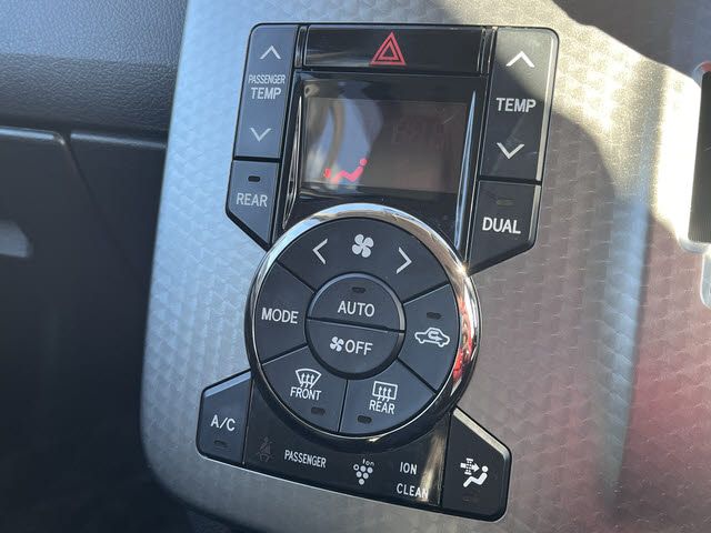 TOYOTA VOXY 2013 Image 31