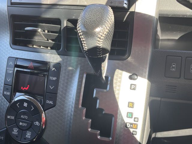 TOYOTA VOXY 2013 Image 31