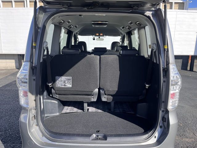 TOYOTA VOXY 2013 Image 31