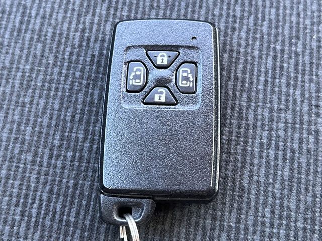 TOYOTA VOXY 2013 Image 31