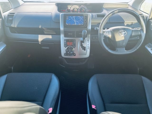 TOYOTA VOXY 2014 Image 31