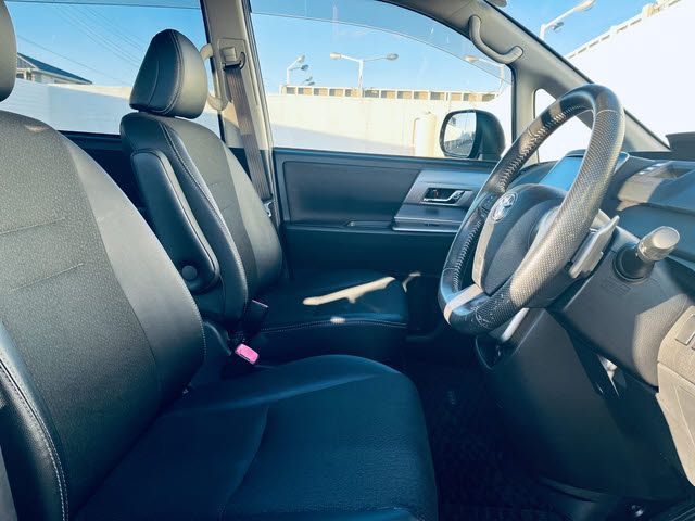 TOYOTA VOXY 2014 Image 31