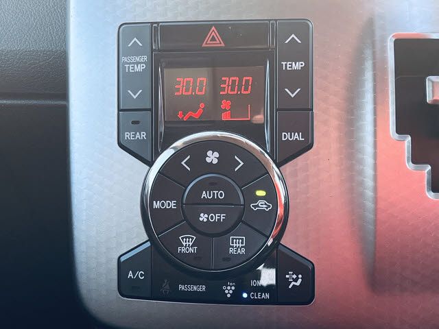 TOYOTA VOXY 2014 Image 31