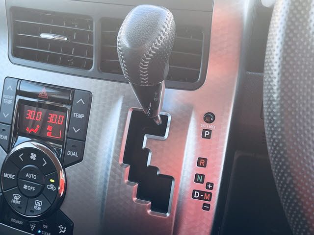 TOYOTA VOXY 2014 Image 31