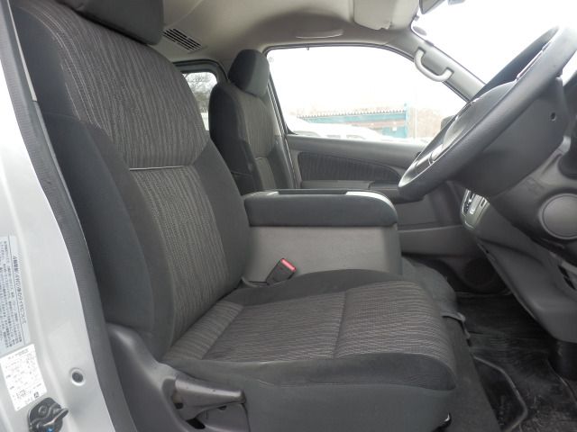 NISSAN NV350 CARAVAN 4WD 2019 Image 31